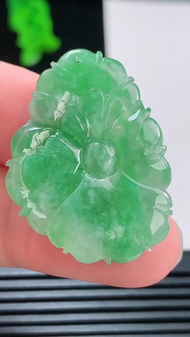 天然A货翡翠莲花吊坠，尺寸35.3-25.5-5重量:7.43g
8月23日