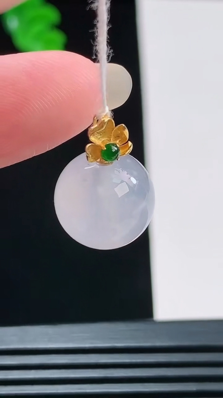 天然A货翡翠圆珠吊坠，尺寸19-12.8重量:3.86g8月23日
工厂直销收藏佳品,种好水足，色泽均匀，有种有色，上手高大气！