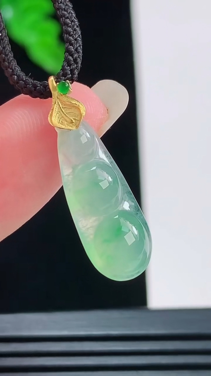 天然A货翡翠福豆吊坠，尺寸20.4-8.4-4.5重量:1.23g
8月23日