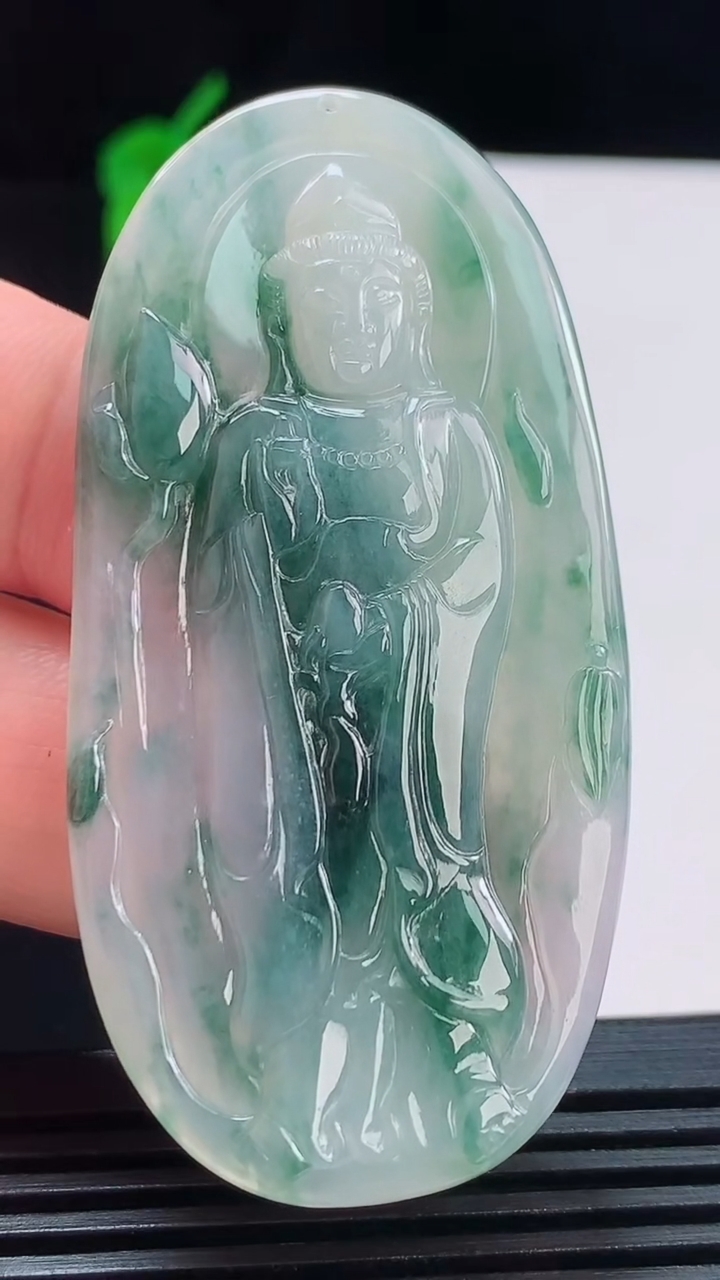天然A货翡翠飘花大势至观音菩萨吊坠，尺寸64-32-5.2重量:20.40g
8月23日