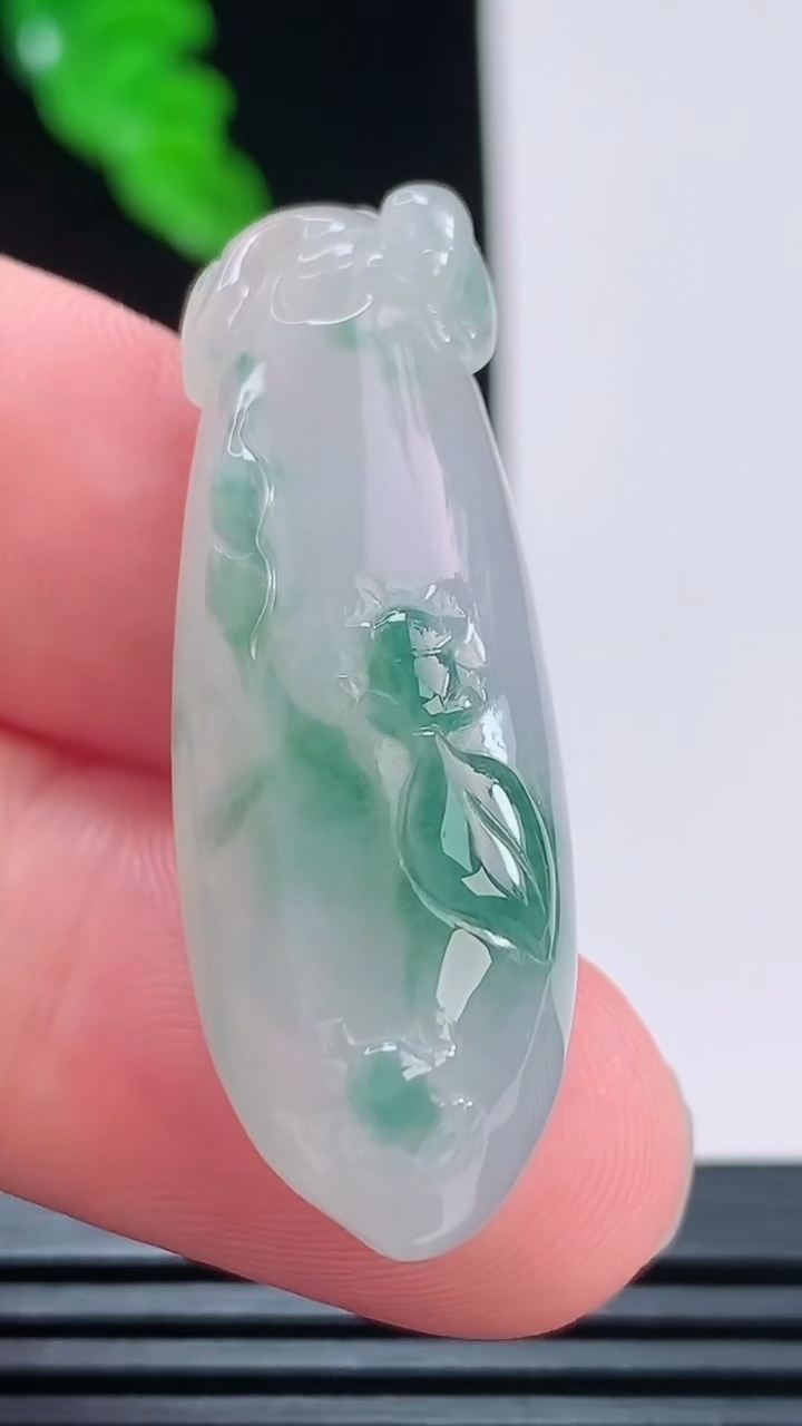 天然A货翡翠飘花福瓜吊坠，尺寸39.6-14-10重量:10.36g
8月23日