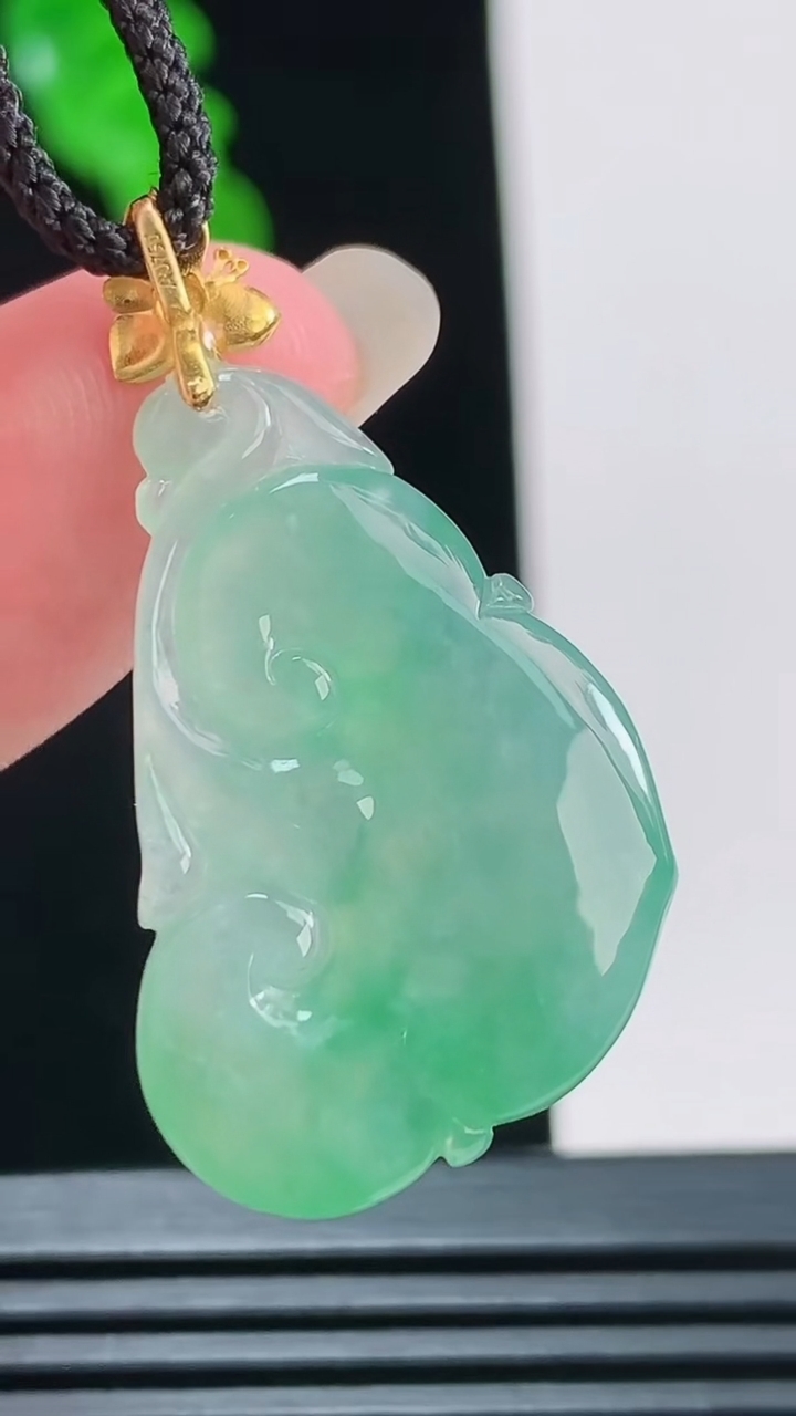 天然A货翡翠如意吊坠，尺寸28-18.3-5.4重量:5.29g
8月23日