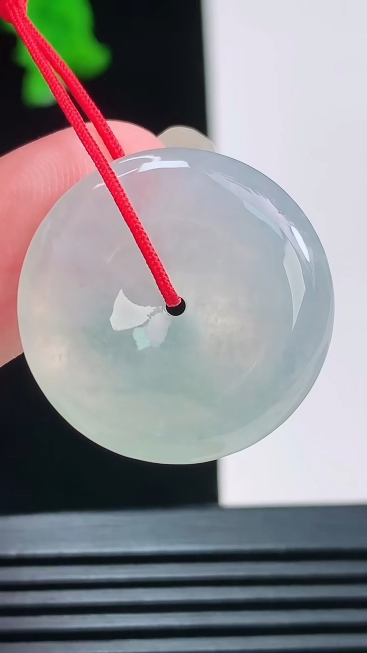 天然A货翡翠冰种飘花平安扣吊坠，尺寸24-5.4重量:6.31g
8月23日