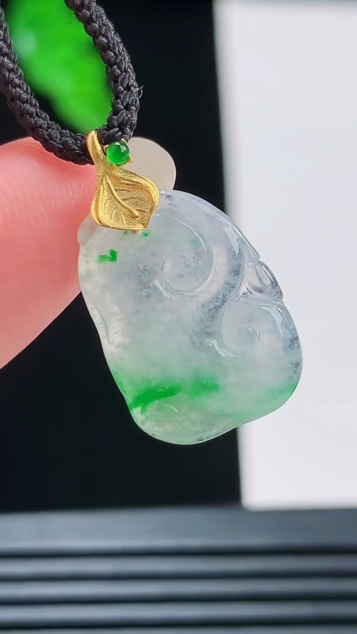 天然A货翡翠如意吊坠，尺寸17.3-12.7-2.7重量:1.19g
8月23日