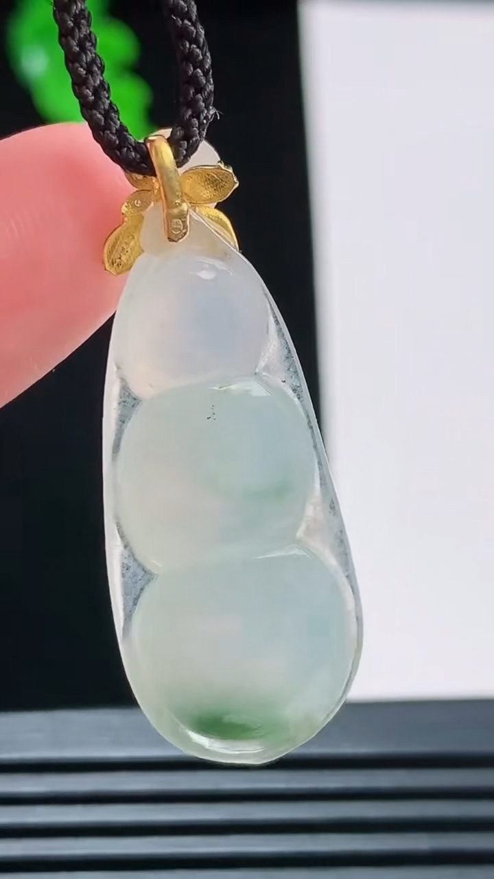 天然A货翡翠种飘花福豆吊坠，尺寸33.5-15-5.6重量:4.45g
8月23日