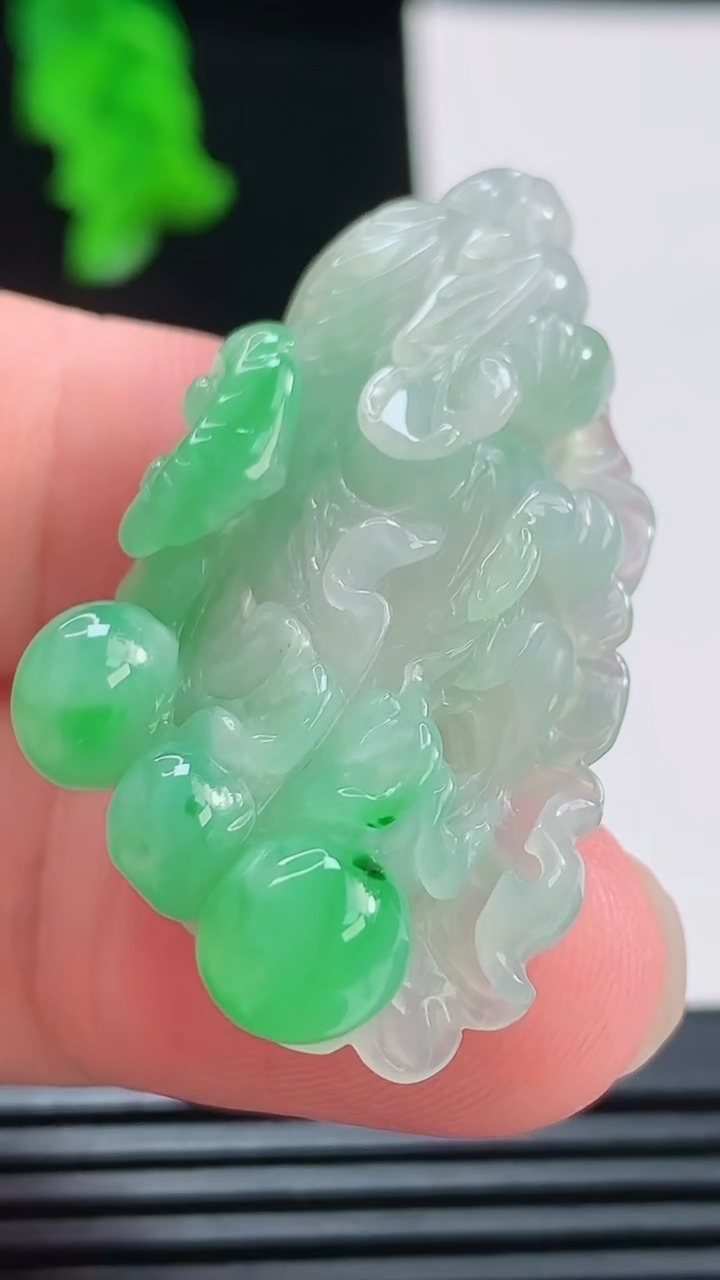 天然A货翡翠白菜吊坠，尺寸41.8-23.8-10重量:14.01g
8月23日