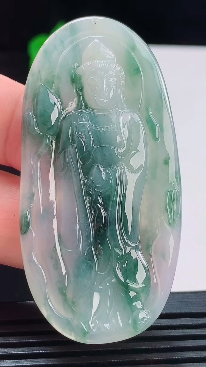 天然A货翡翠飘花大势至观音菩萨吊坠，尺寸64-32-5.2重量:20.40g
8月23日