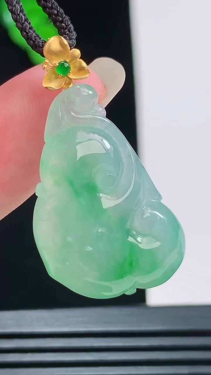 天然A货翡翠如意吊坠，尺寸28-18.3-5.4重量:5.29g
8月23日