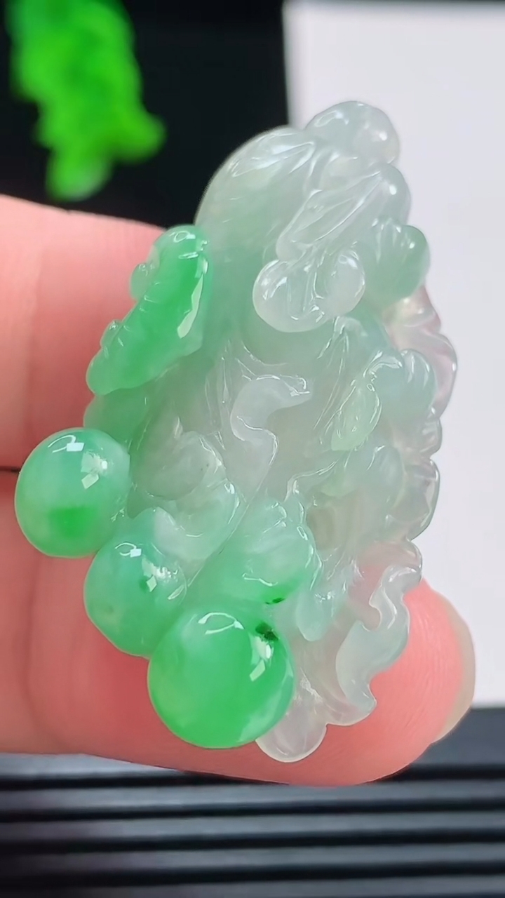 天然A货翡翠白菜吊坠，尺寸41.8-23.8-10重量:14.01g
8月23日