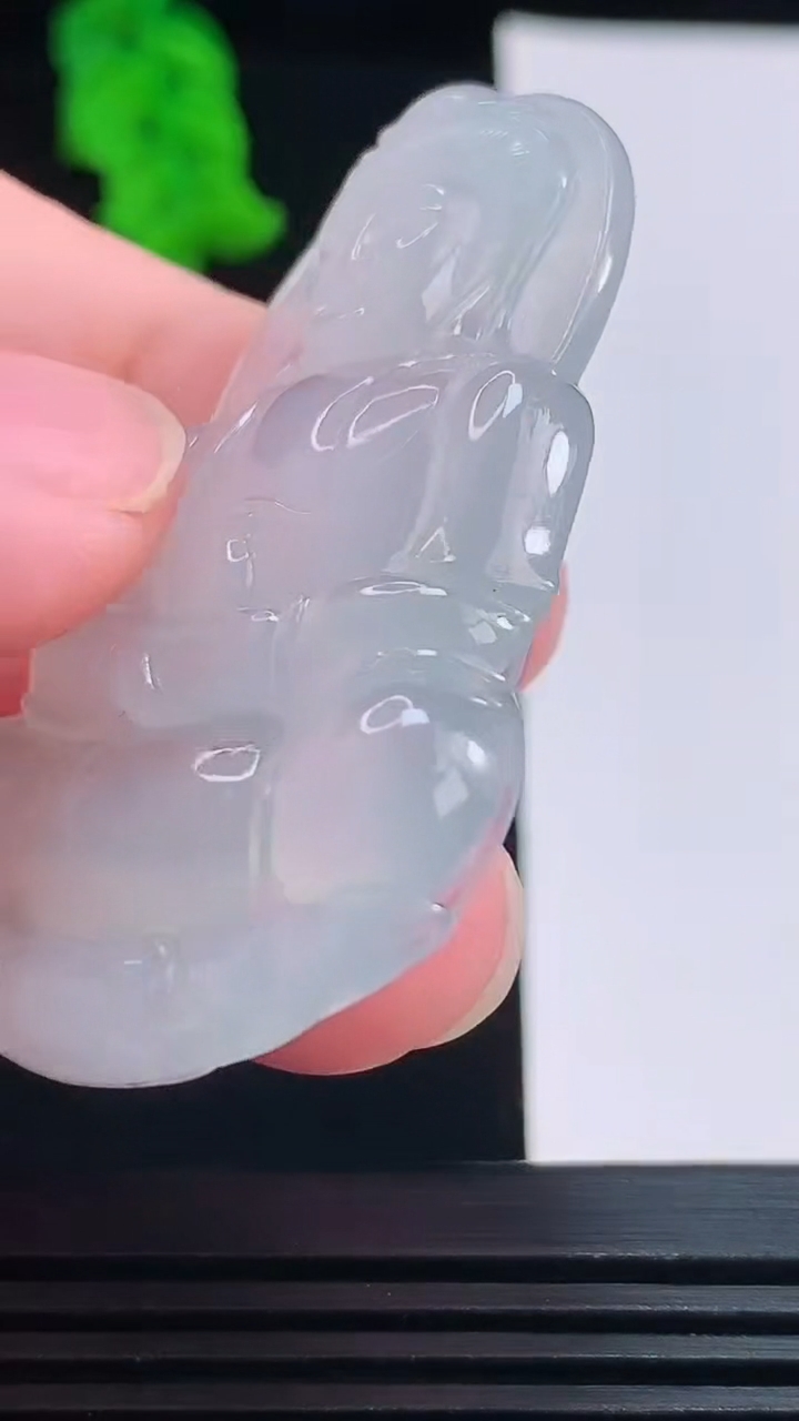 天然A货翡翠正装观音菩萨吊坠，尺寸52-36.8-5.5重量:19.03g
8月23日