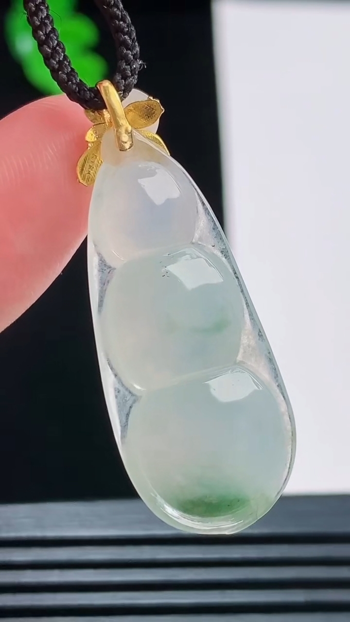 天然A货翡翠种飘花福豆吊坠，尺寸33.5-15-5.6重量:4.45g
8月23日