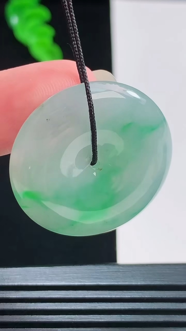 天然A货翡翠平安扣吊坠，尺寸30-5.2重量:9.74g
8月23日