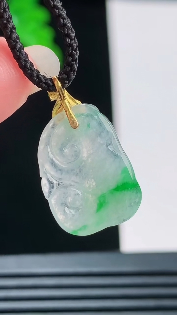 天然A货翡翠如意吊坠，尺寸17.3-12.7-2.7重量:1.19g
8月23日