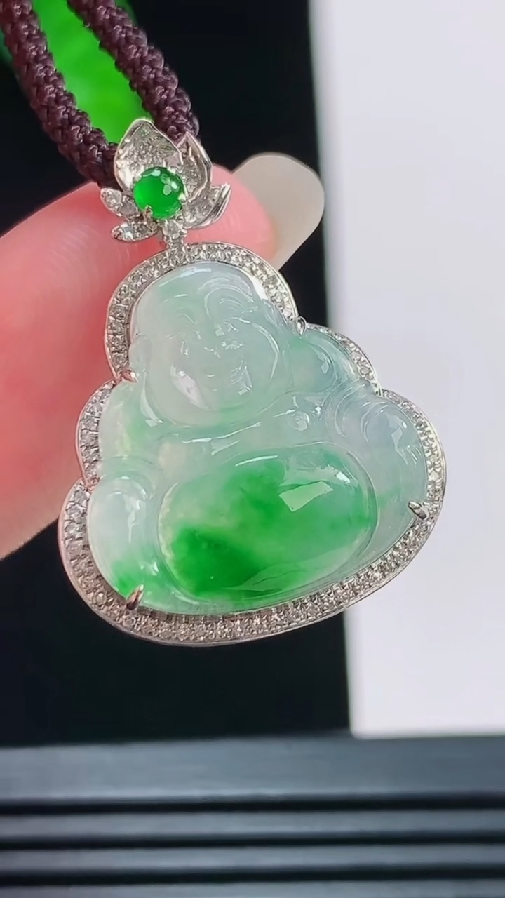 天然A货翡翠佛公吊坠，尺寸27.3-20.3-7.6裸石17.4-17.4重量:3.00g
8月23