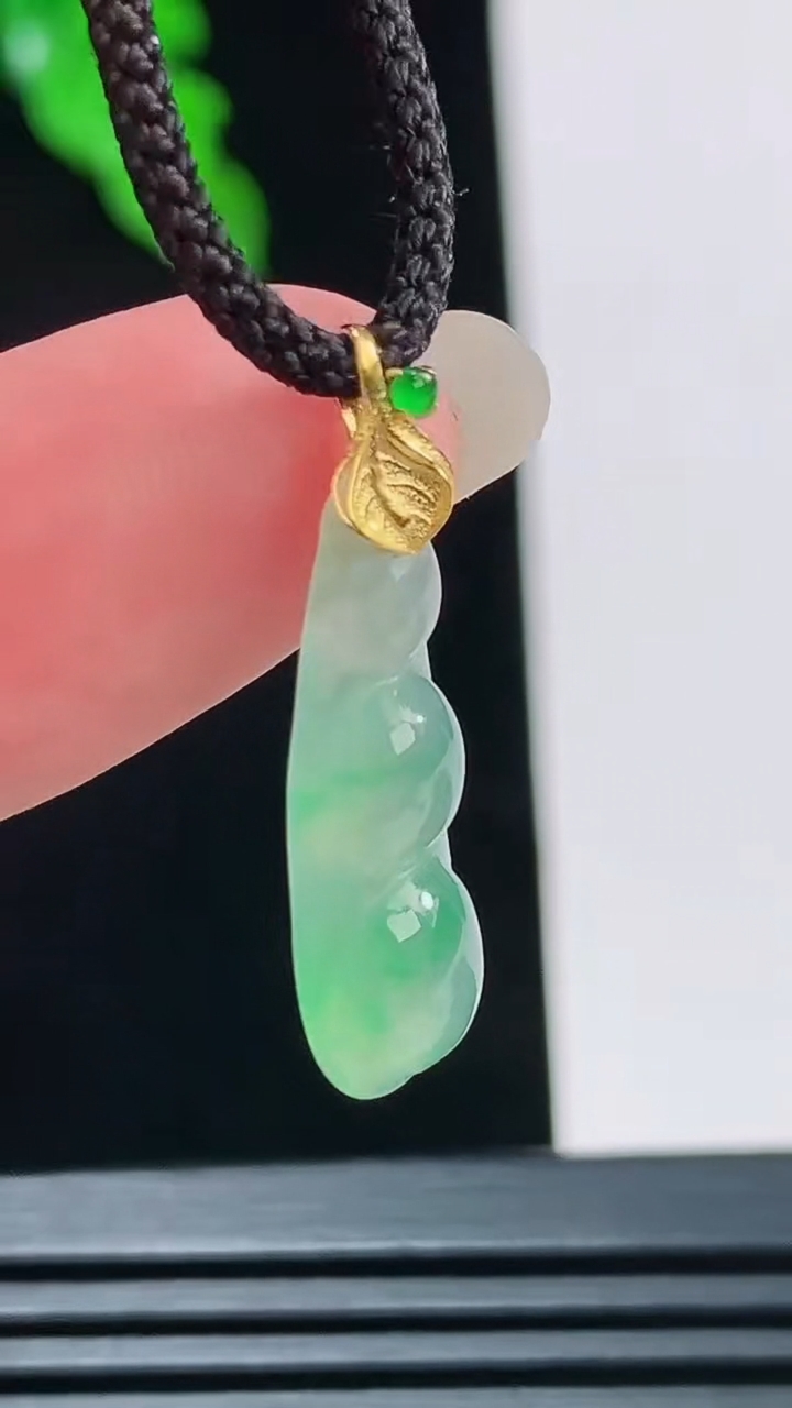天然A货翡翠福豆吊坠，尺寸20.4-8.4-4.5重量:1.23g
8月23日
