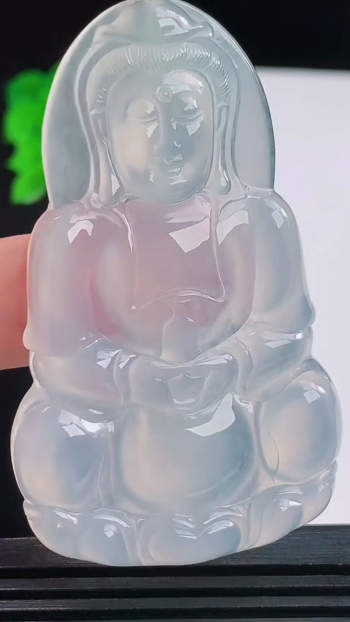 天然A货翡翠种白冰正装观音菩萨吊坠，尺寸62.7-38-5.2重量:23.27g
8月23日