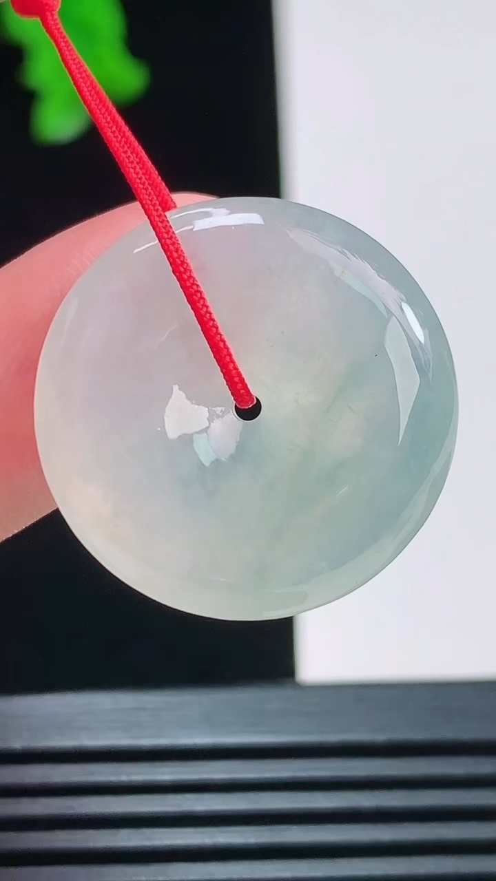 天然A货翡翠冰种飘花平安扣吊坠，尺寸24-5.4重量:6.31g
8月23日