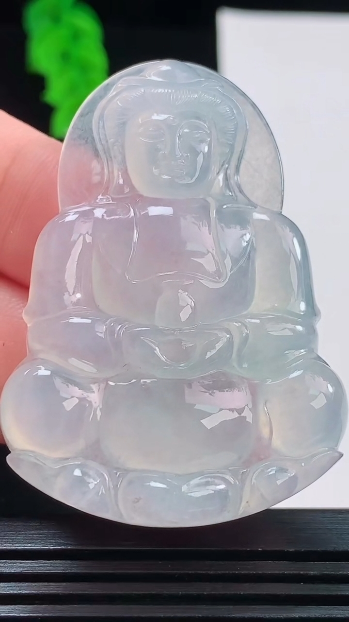 天然A货翡翠正装观音菩萨吊坠，尺寸52-36.8-5.5重量:19.03g
8月23日