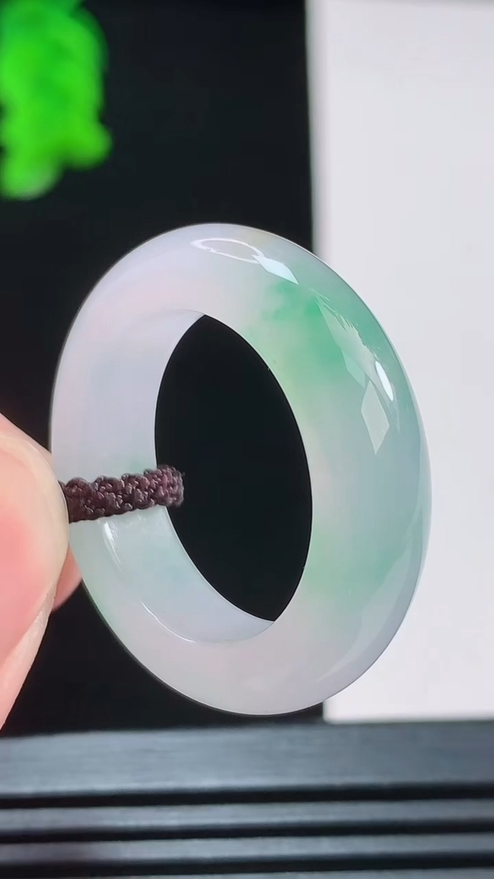 天然A货翡翠玉指环 扳指 戒指，尺寸20-6.8-4.6重量:7.59g2026年8月23日
工厂直