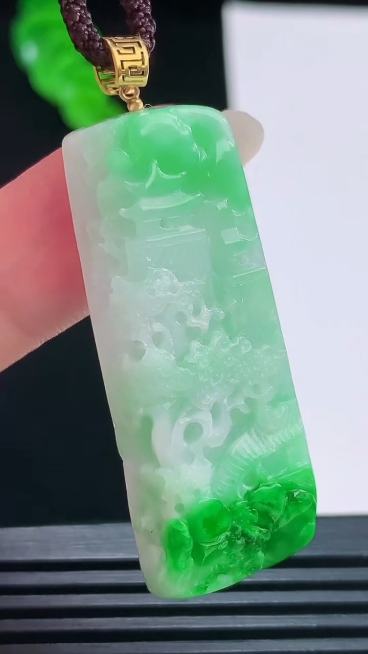 天然A货翡翠山水牌吊坠，尺寸42.3-16.3-7.7重量:10.58g
8月23日