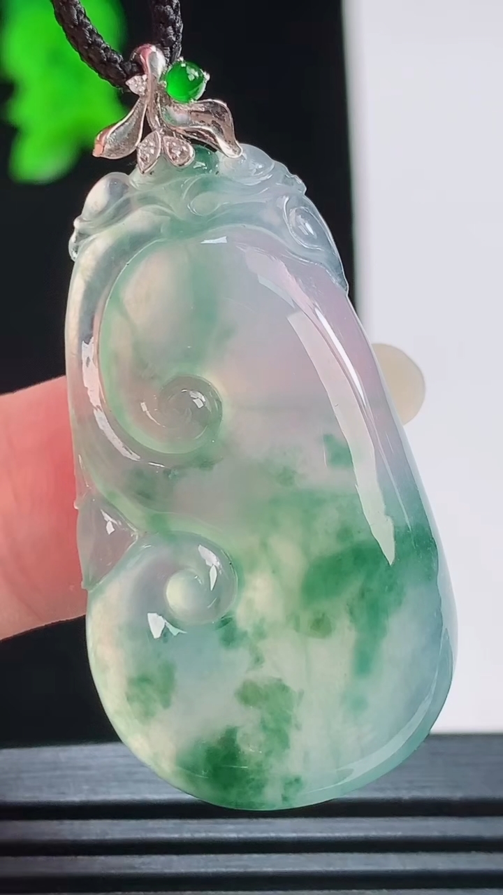 天然A货翡翠种飘花如意吊坠，尺寸39-22-5.2重量:8.37g
8月23日