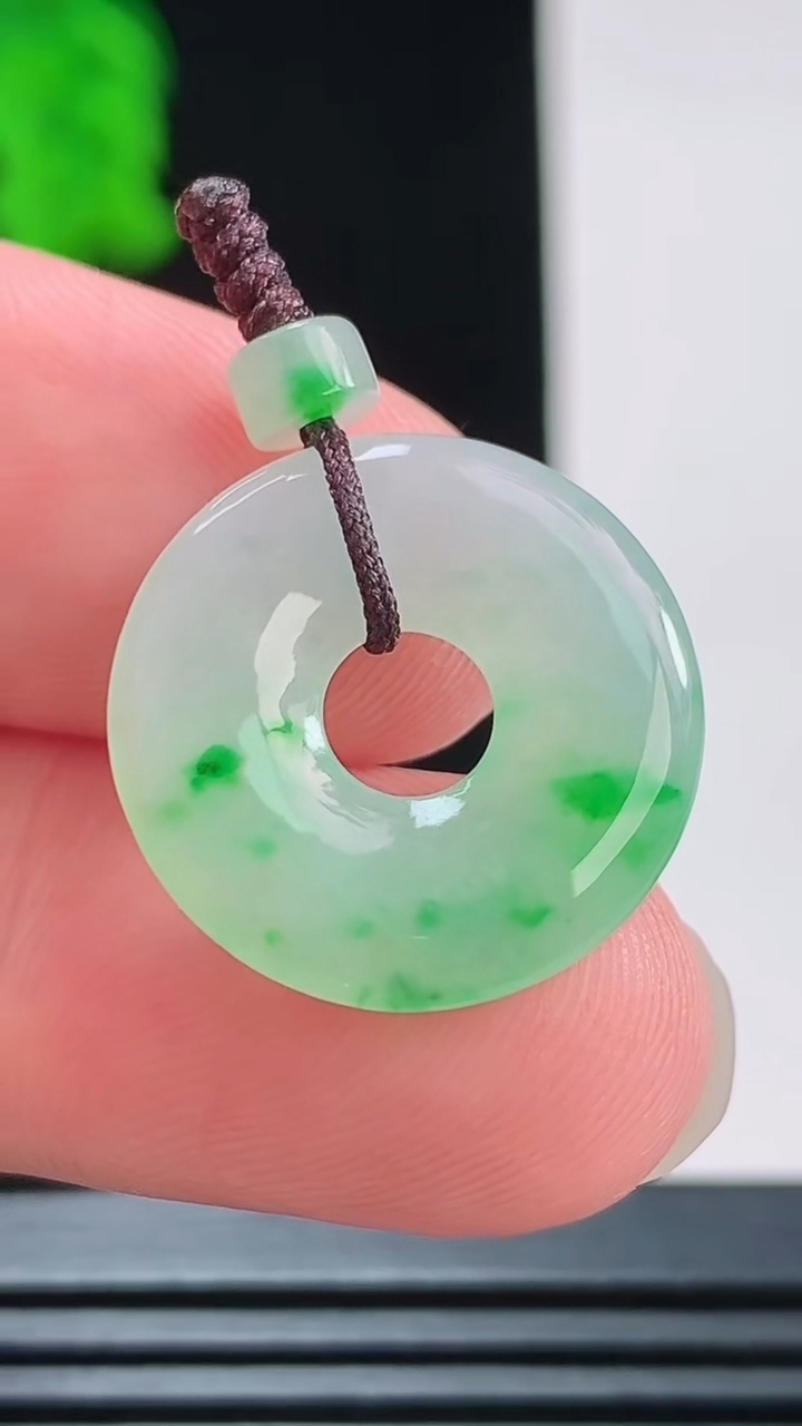 天然A货翡翠平安环吊坠，尺寸19.3-2.9重量:2.25g
8月23日