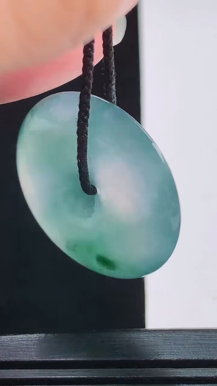 天然A货翡翠种飘花平安扣吊坠，尺寸31.6-6重量:12.05g
8月23日