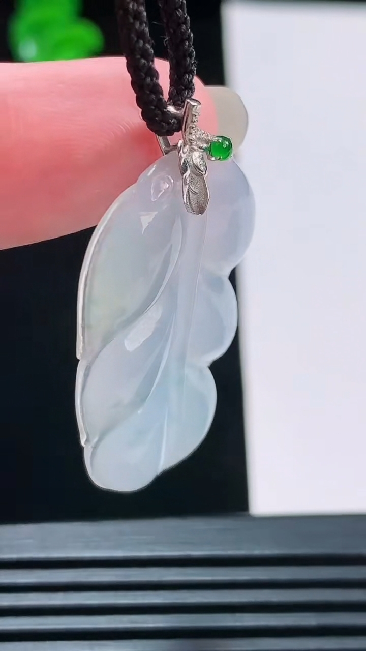 天然A货翡翠种飘花金枝玉叶 叶子吊坠，尺寸33.8-21-4.4重量:5.73g
8月23日