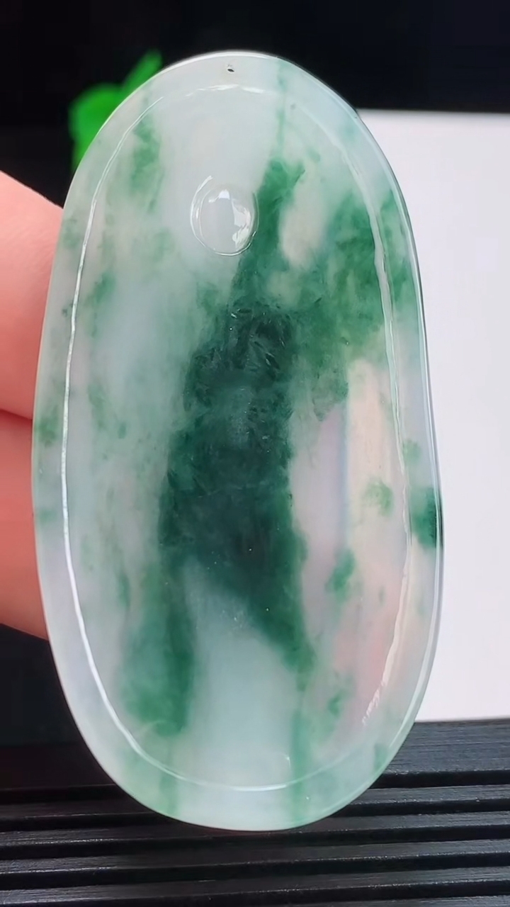 天然A货翡翠飘花大势至观音菩萨吊坠，尺寸64-32-5.2重量:20.40g
8月23日