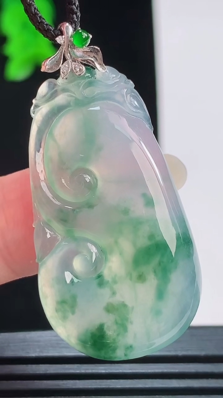 天然A货翡翠种飘花如意吊坠，尺寸39-22-5.2重量:8.37g
8月23日