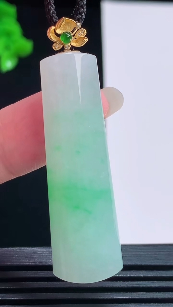 天然A货翡翠平安柱吊坠，尺寸43.6-14-8.8重量:12.15g
8月23日