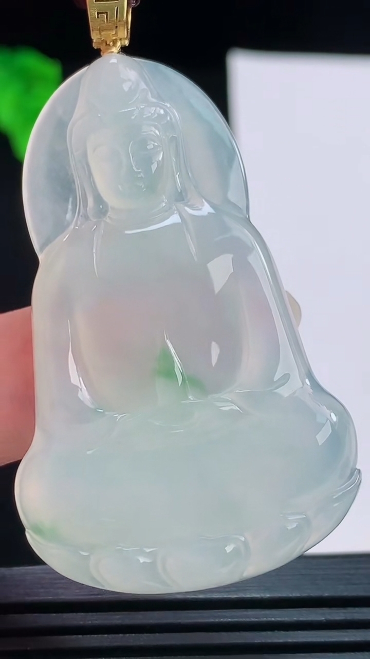 天然A货翡翠种飘花素衣观音菩萨吊坠，尺寸51.6-33-5.1重量:15.29g
8月23日