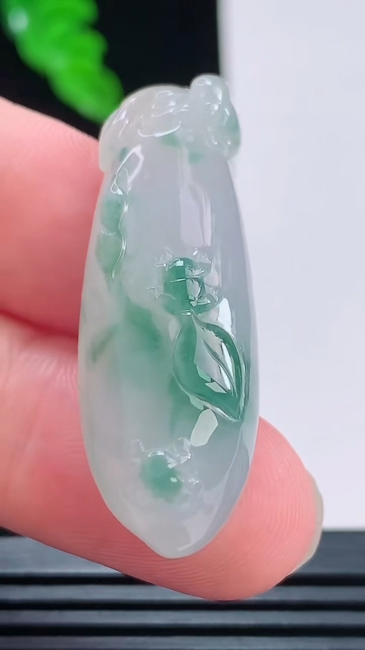 天然A货翡翠飘花福瓜吊坠，尺寸39.6-14-10重量:10.36g
8月23日