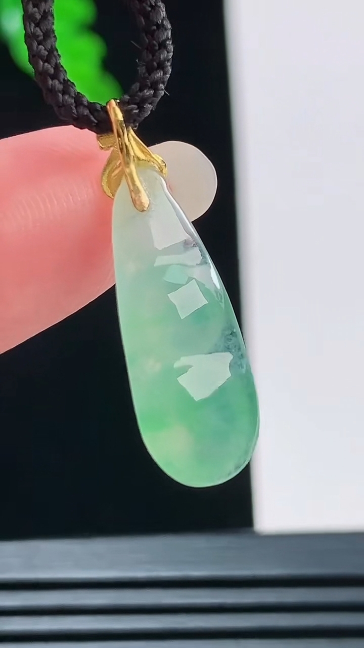 天然A货翡翠福豆吊坠，尺寸20.4-8.4-4.5重量:1.23g
8月23日