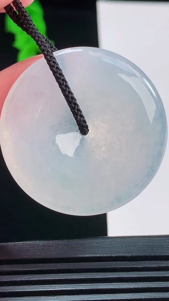 天然A货翡翠平安扣吊坠，尺寸37-4.9重量:14.33g
8月23日