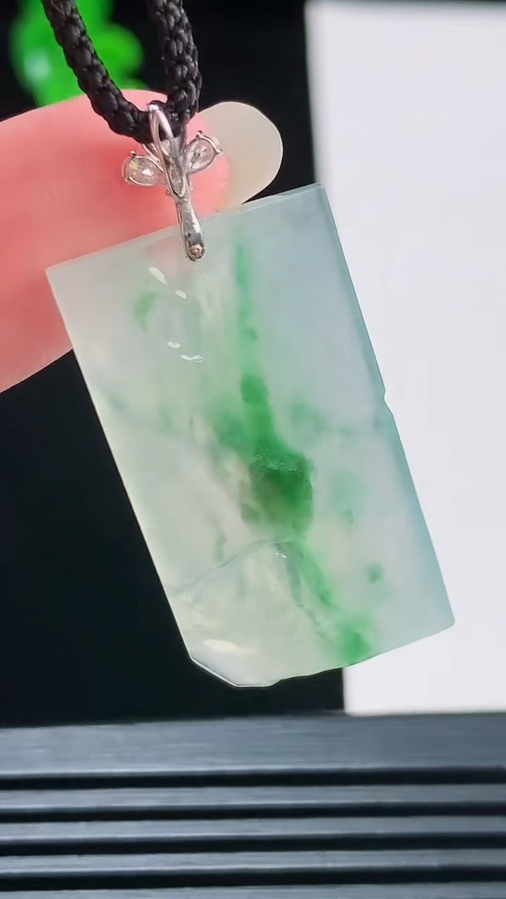 天然A货翡翠原石吊坠，尺寸29-16-5重量:6.20g
8月23日
