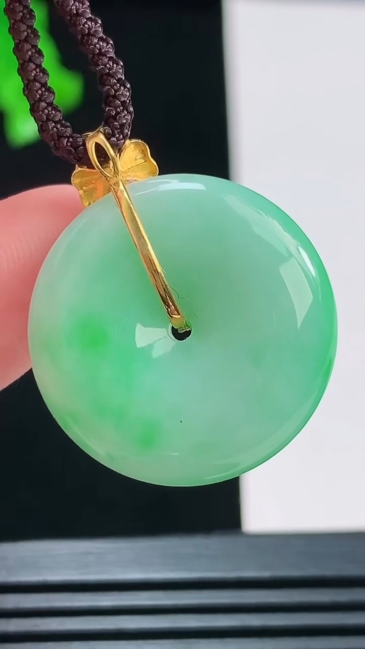 天然A货翡翠平安扣吊坠，尺寸24-6.4重量:7.88g
8月23日