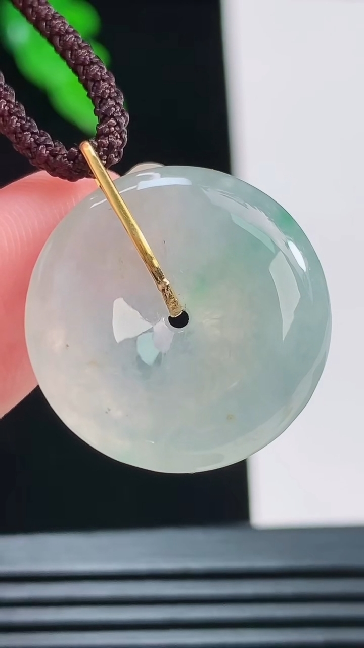 天然A货翡翠平安扣吊坠，尺寸21-5.5重量:4.85g
8月23日