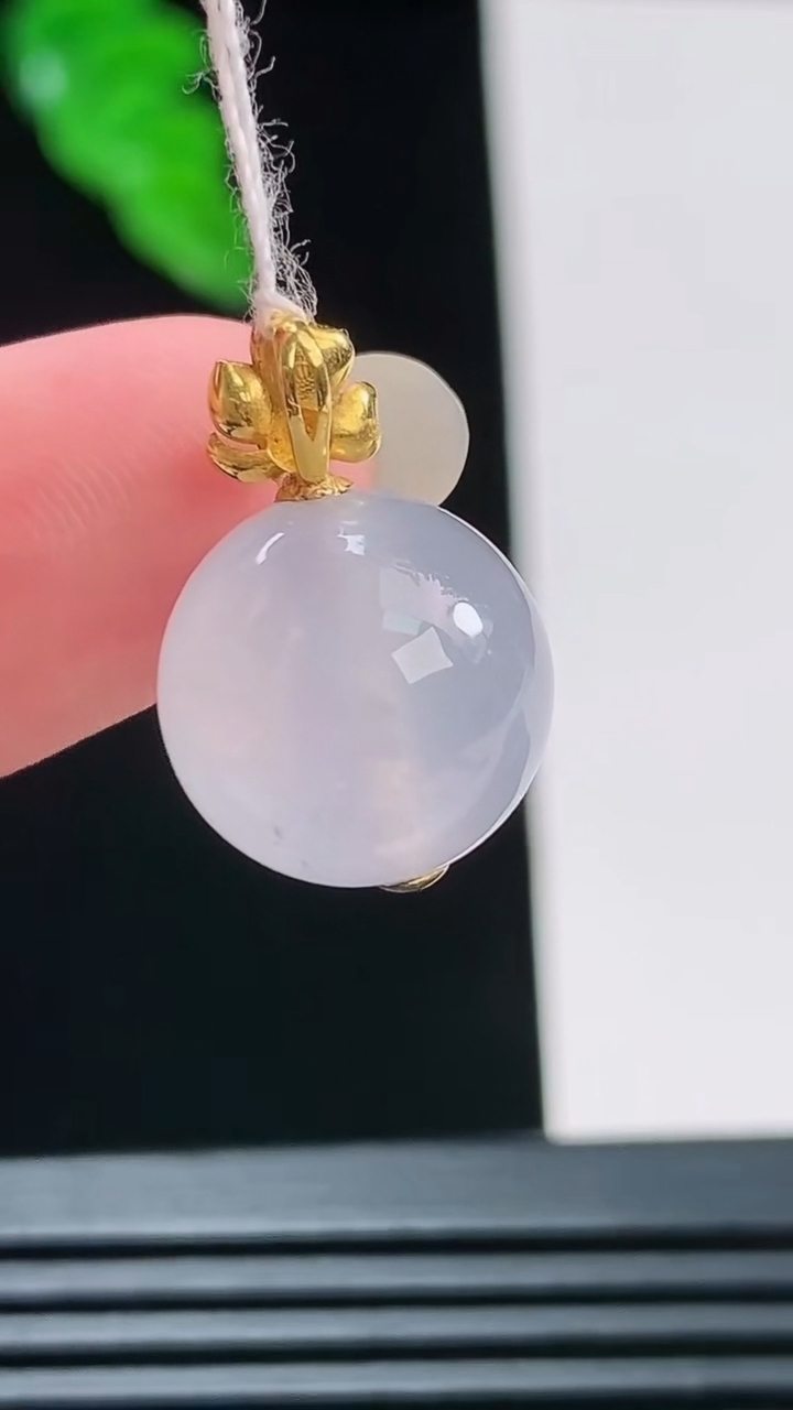 天然A货翡翠圆珠吊坠，尺寸19-12.8重量:3.86g8月23日
工厂直销收藏佳品,种好水足，色泽均匀，有种有色，上手高大气！