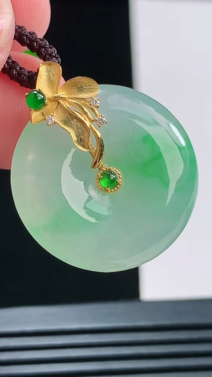 天然A货翡翠平安扣吊坠，尺寸24-5.4重量:6.57g
8月23日