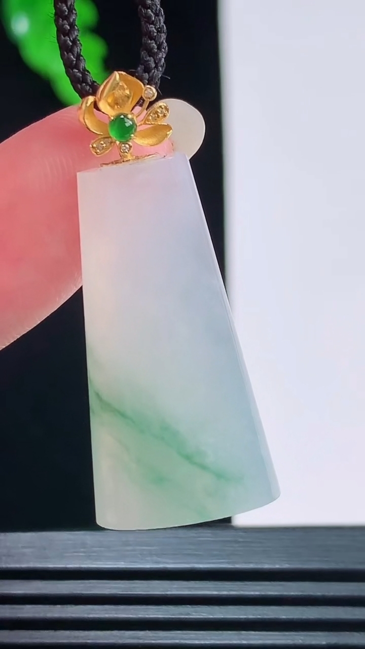 天然A货翡翠18k金飘花无事牌吊坠，尺寸29.5-15.5-5.2重量:5.10g
8月23日