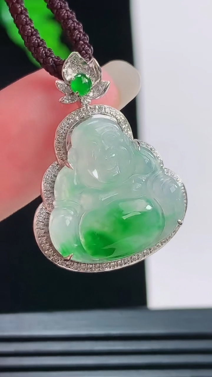 天然A货翡翠佛公吊坠，尺寸27.3-20.3-7.6裸石17.4-17.4重量:3.00g
8月23日
