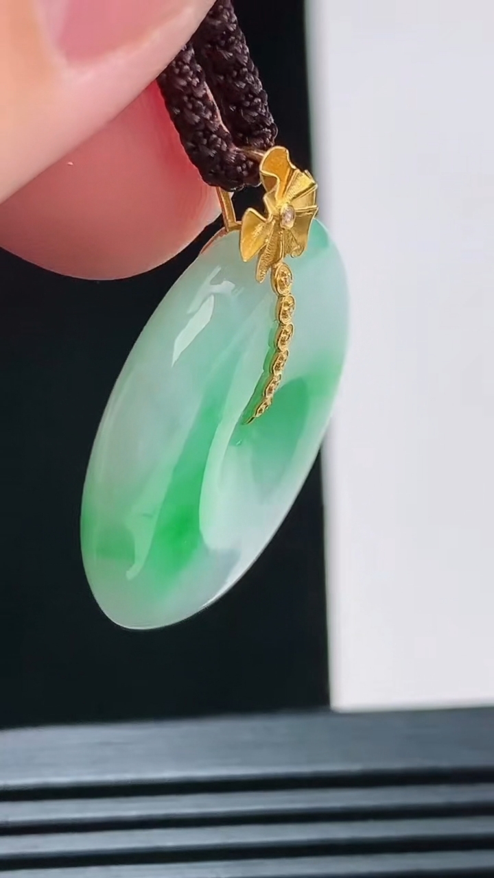天然A货翡翠平安扣吊坠，尺寸26-5.7重量:8.31g
8月23日