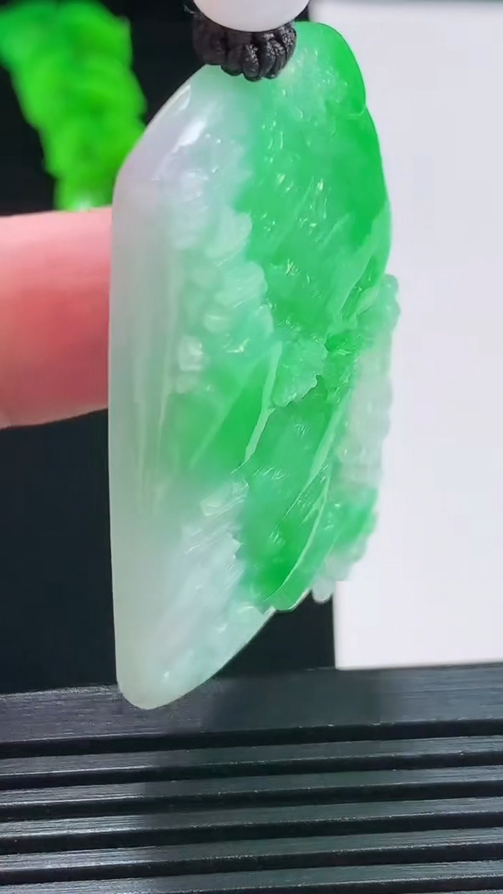 天然A货翡翠白菜吊坠，尺寸46.5-27.5-11.2重量:32.77g
8月23日