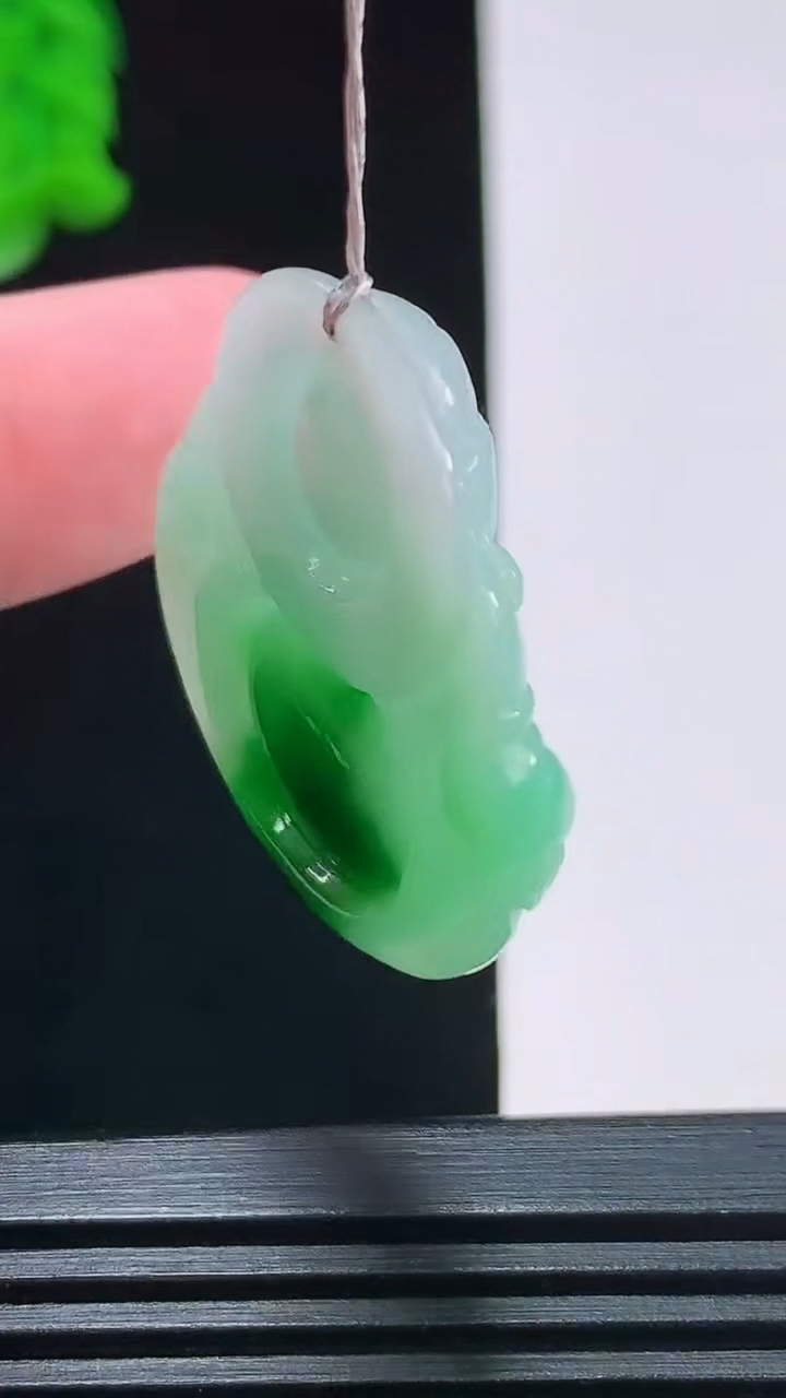 天然A货翡翠佛公吊坠，尺寸30-32-6.2重量:9.05g
8月23日