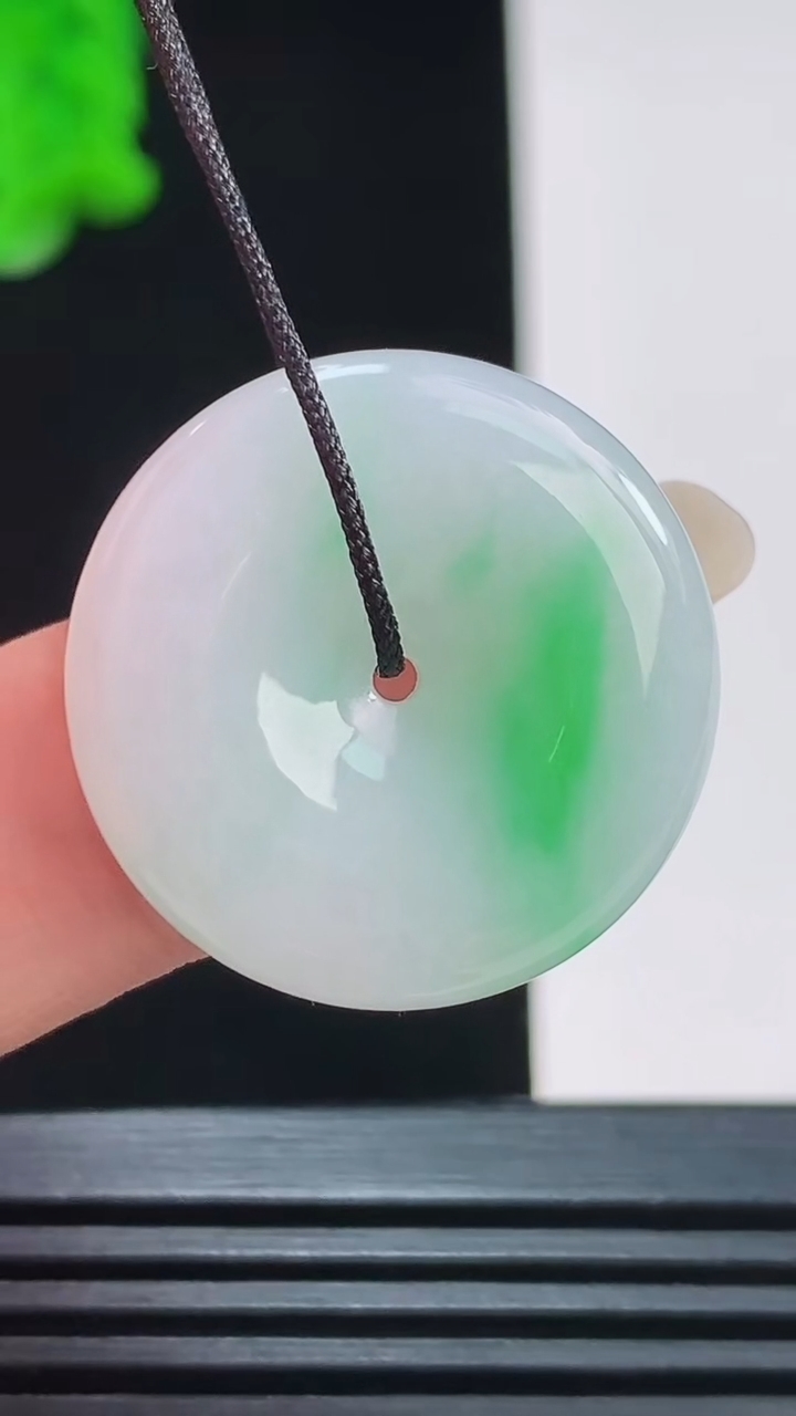 天然A货翡翠平安扣吊坠，尺寸24-5.5重量:7.00g
8月23日