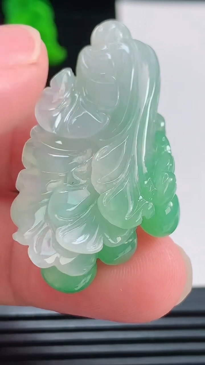 天然A货翡翠白菜吊坠，尺寸41.8-23.8-10重量:14.01g
8月23日