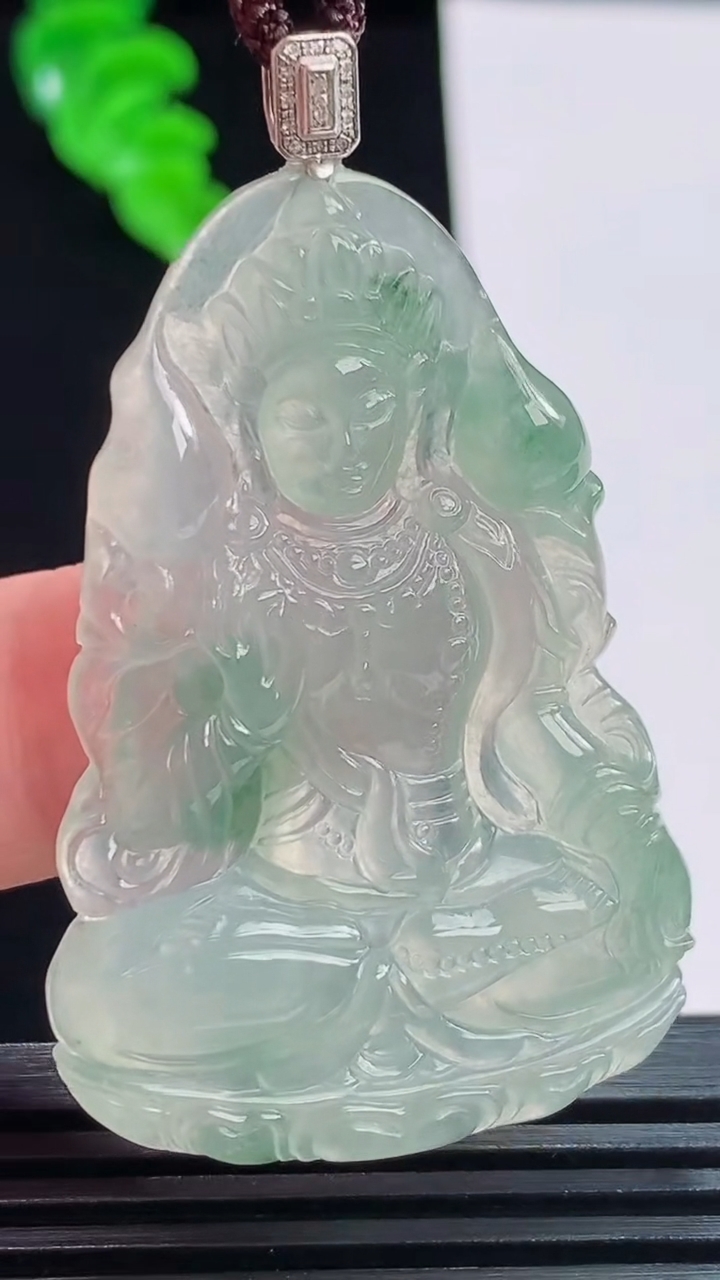 天然A货翡翠种飘花度母观音菩萨吊坠，尺寸47-31.5-4.8重量:13.45g
8月23日