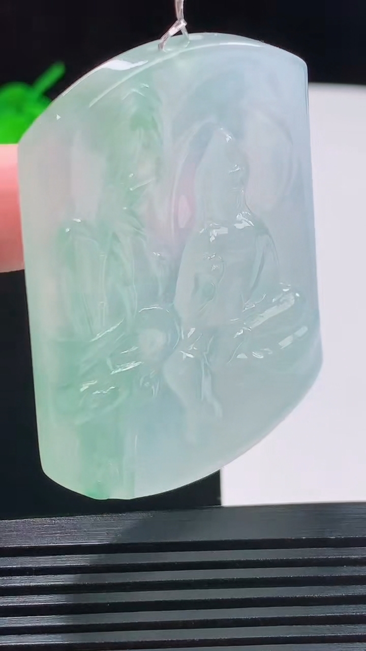 天然A货翡翠观音菩萨吊坠，尺寸54.2-40-5.5重量:29.90g
8月23日