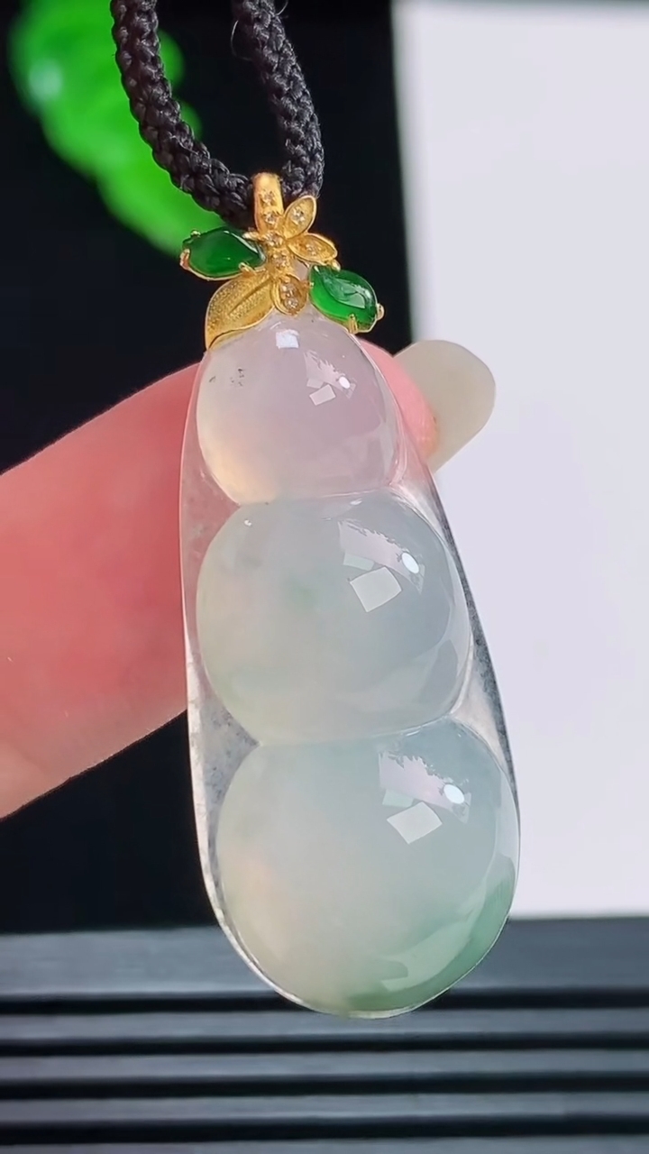 天然A货翡翠种飘花福豆吊坠，尺寸33.5-15-5.6重量:4.45g
8月23日